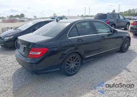 2012 Mercedes-Benz C 300 Sport 4Matic z USA, uszkodzony, nr VIN WDDGF8BB4CA611020